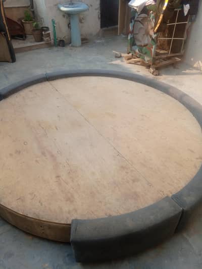 round bed