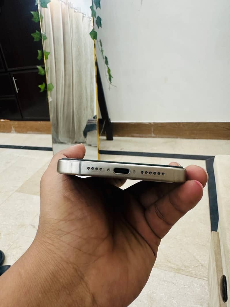 Apple iPhone 15 Pro Max 0