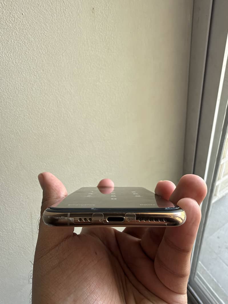 Apple iPhone XS 4