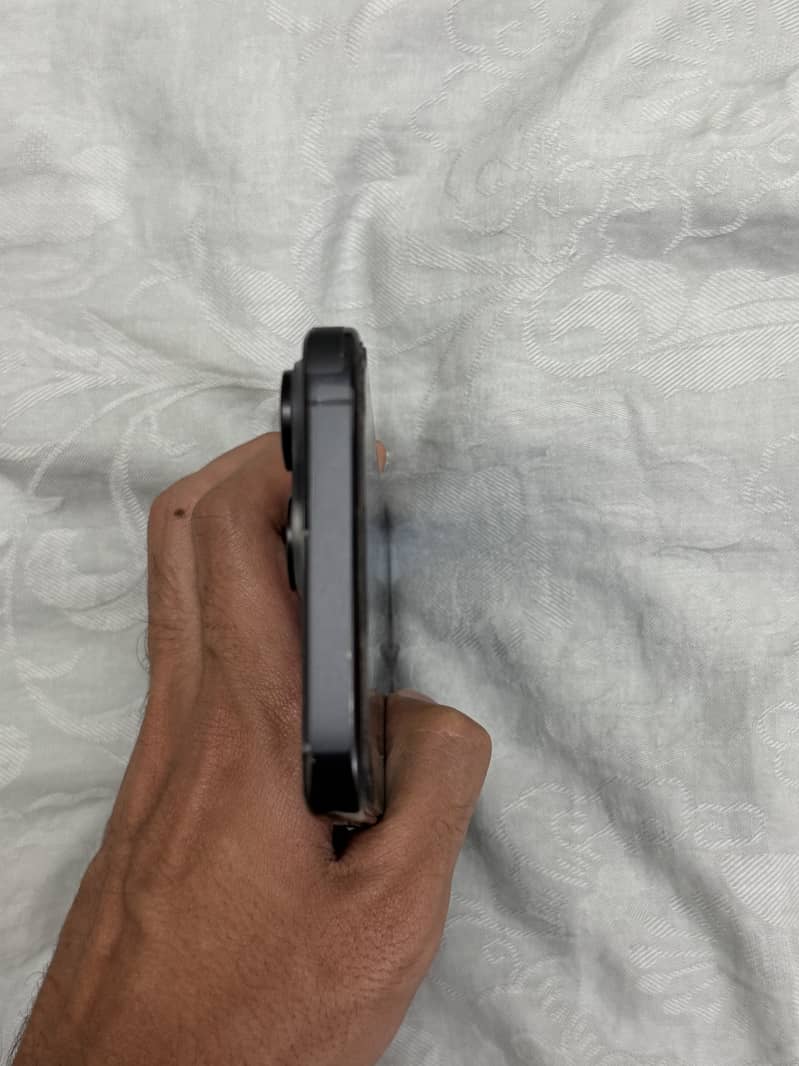 Apple iPhone 15 Pro Max 4