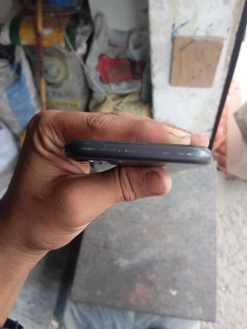Apple iPhone 11 4