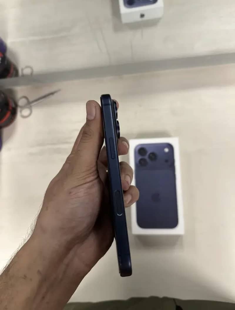 iphone 17 pro with box 5