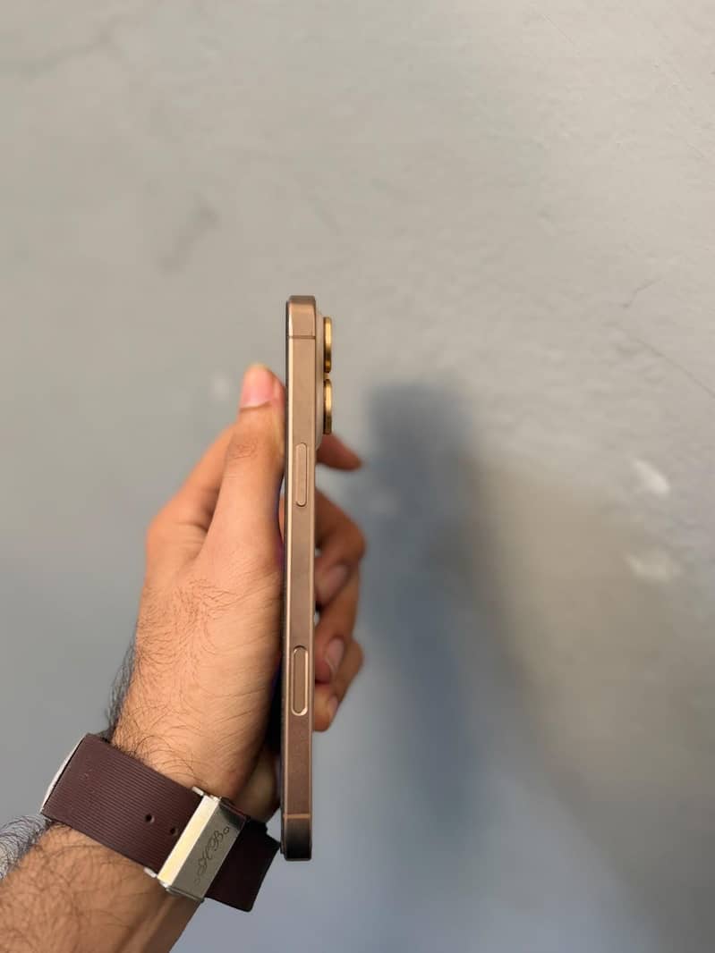 Apple iPhone 16 Pro Max 14