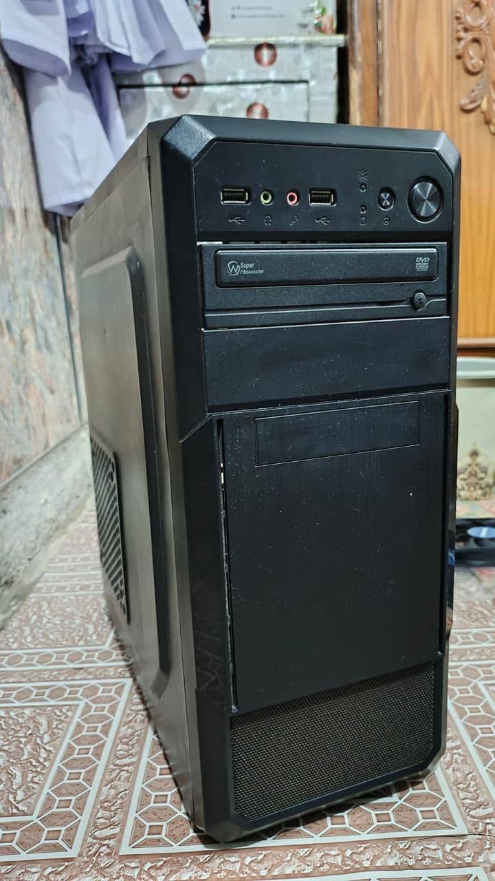 computer mid range gaming case tower and lcd base 0