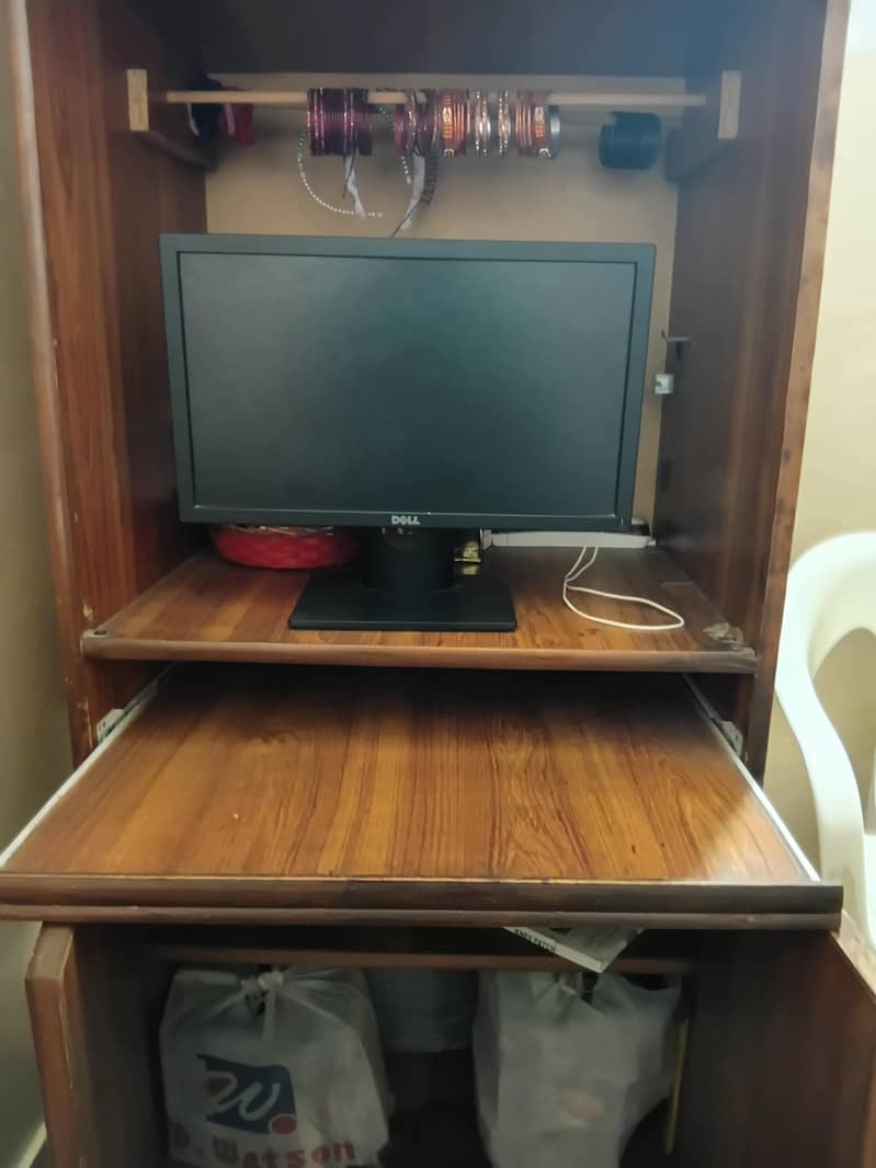 Tv, Computer and deck trali 0