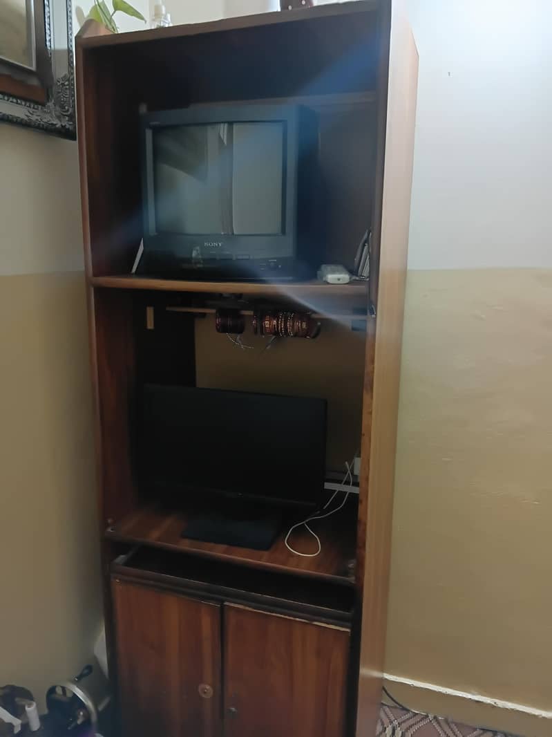 Tv, Computer and deck trali 5
