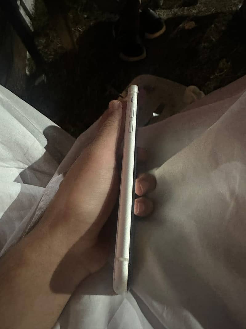 Apple iPhone 11 4