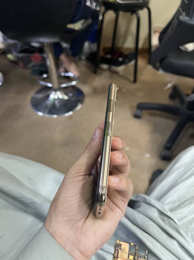 Apple iPhone XS 5