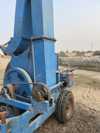 Wood chipper cutter machine with tractor