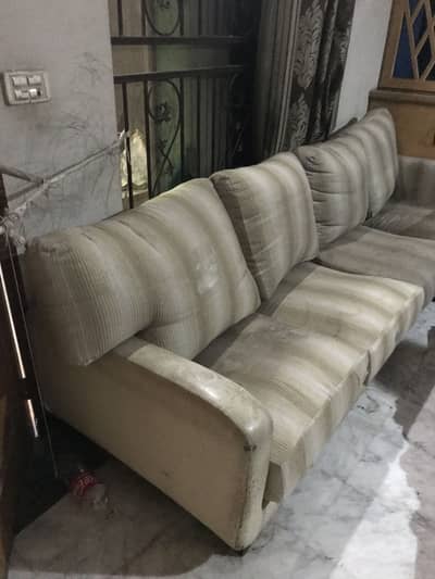 4 Seater Sofa single piece very comfertable