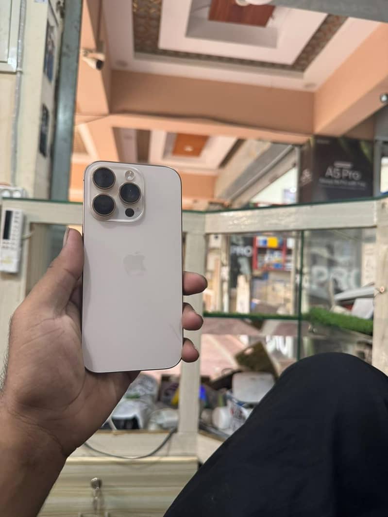 Apple iPhone 16 Pro 0