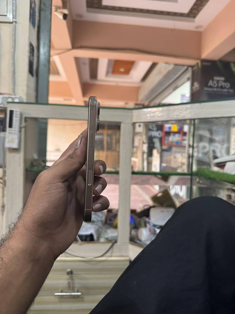 Apple iPhone 16 Pro 1
