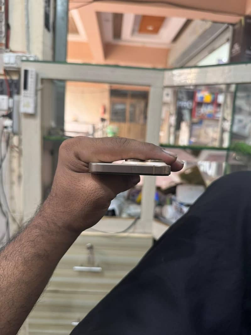 Apple iPhone 16 Pro 4