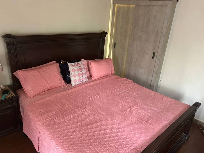 Bed with side tables 0