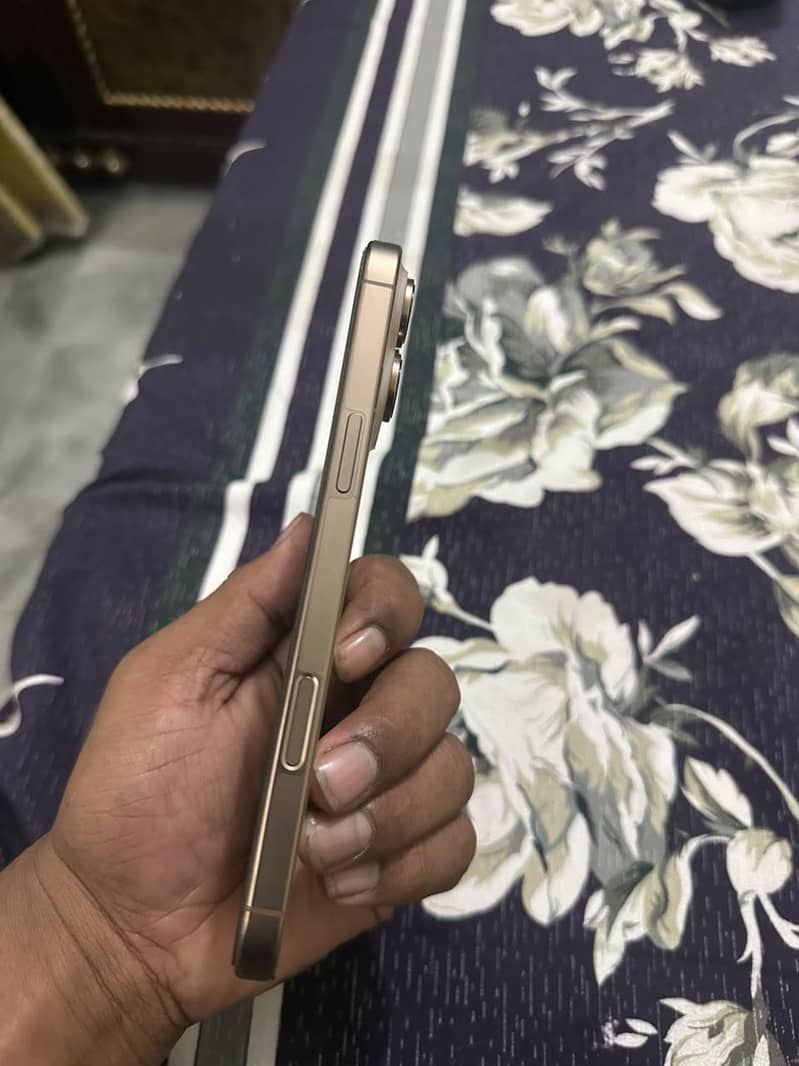 Apple iPhone 16 Pro Max 1