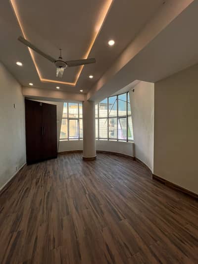 3bedrooms unfurnish apartment available for rent