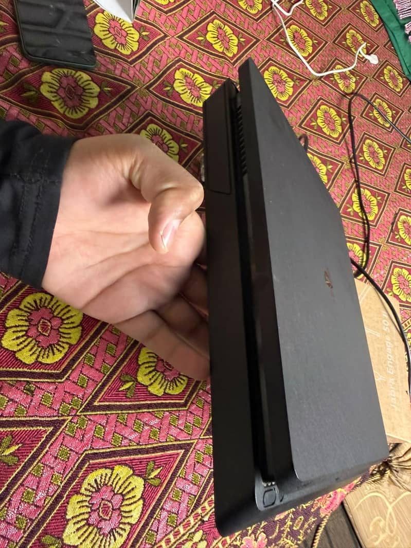 PS4 slim 1