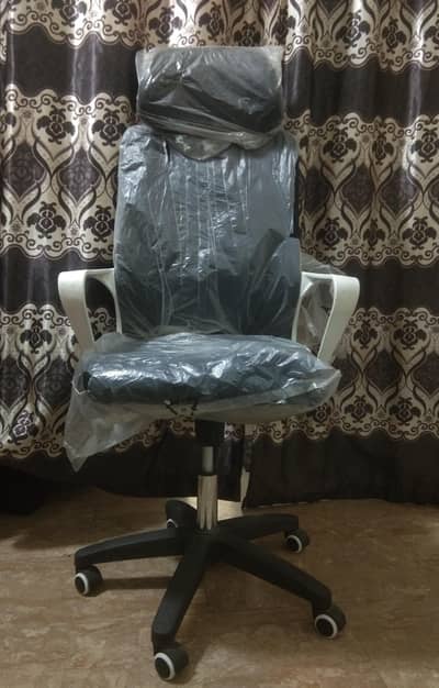 Brand New Executive Office Chair With Headrest – Stylish & Comfortable