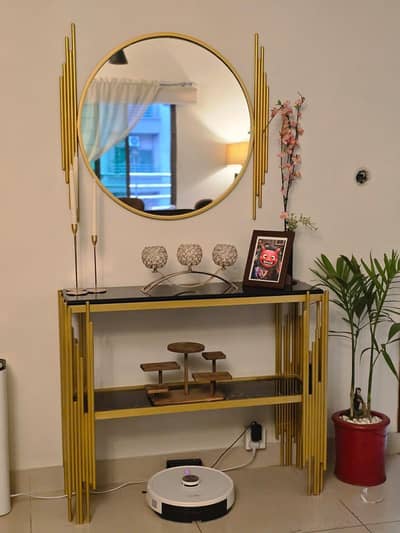 Console plus mirror (gifted) like new