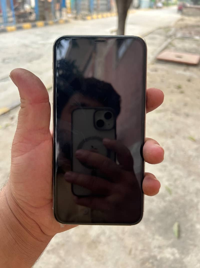 Apple iPhone 11 Pro Max 2