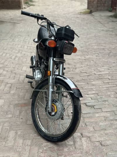 Honda 125 23model 24 ki pati 24 ka number 1st owner All documents comp