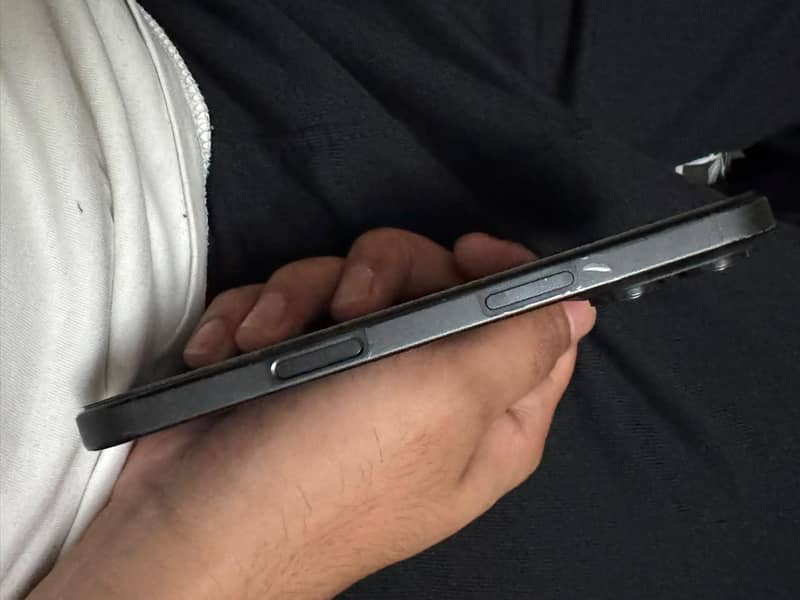 Apple iPhone 16 Pro 1