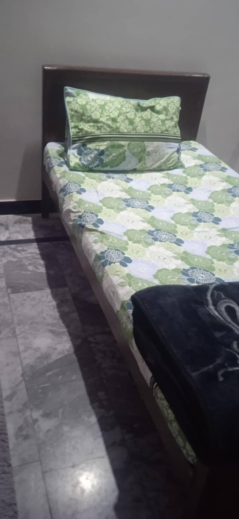 single bed and computer table 1