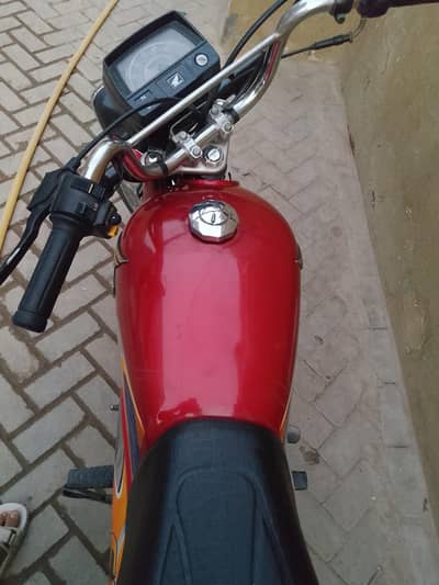 I m selling Honda 70 2025
