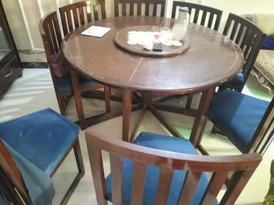 round dinning table