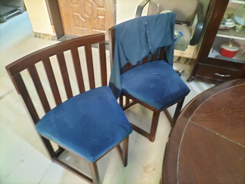8 seater round dinning with revolving top  solid wood urgent sale 1