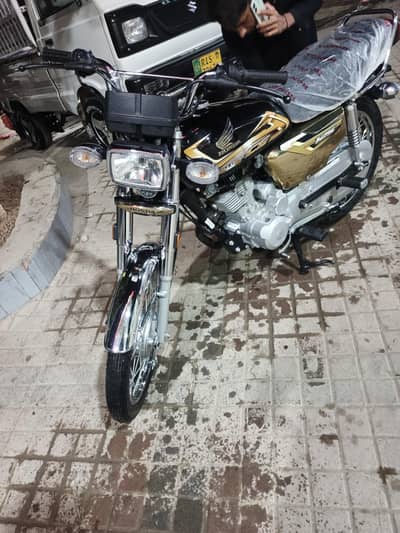 Gold edition 2025 model 125