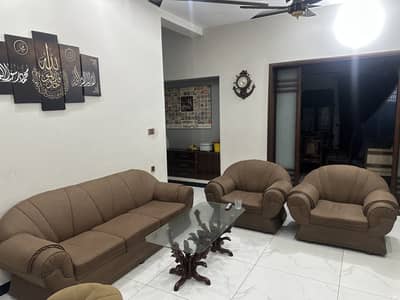 Beautiful and decent sofa set 5 seater