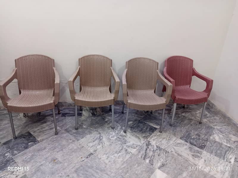 4 plastic chairs 0