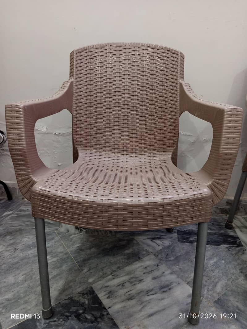 4 plastic chairs 1