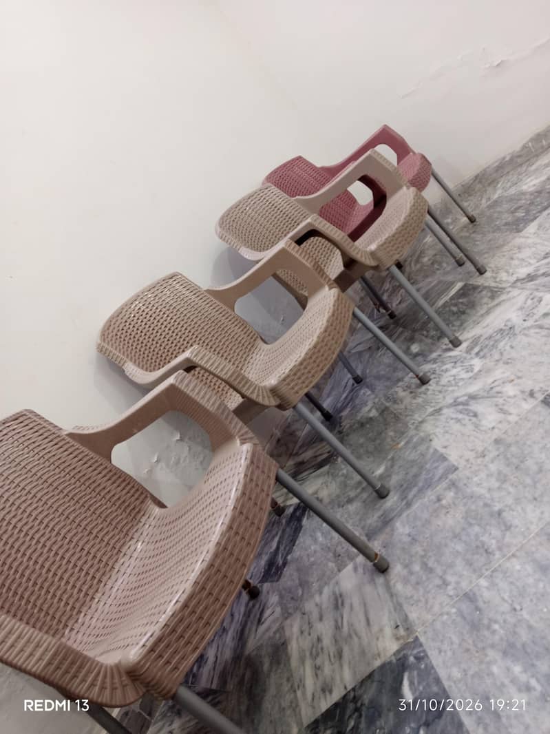 4 plastic chairs 3
