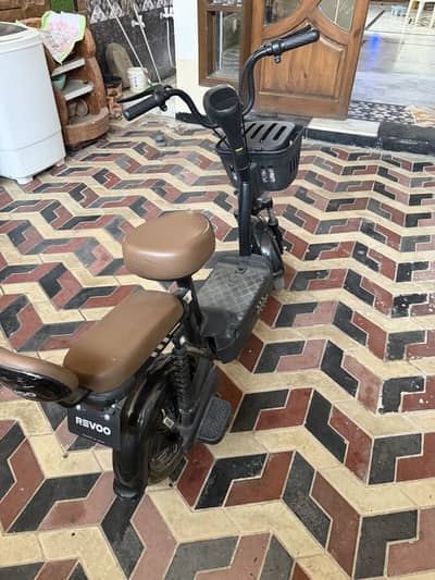 Revoo  model A04 scooty bike