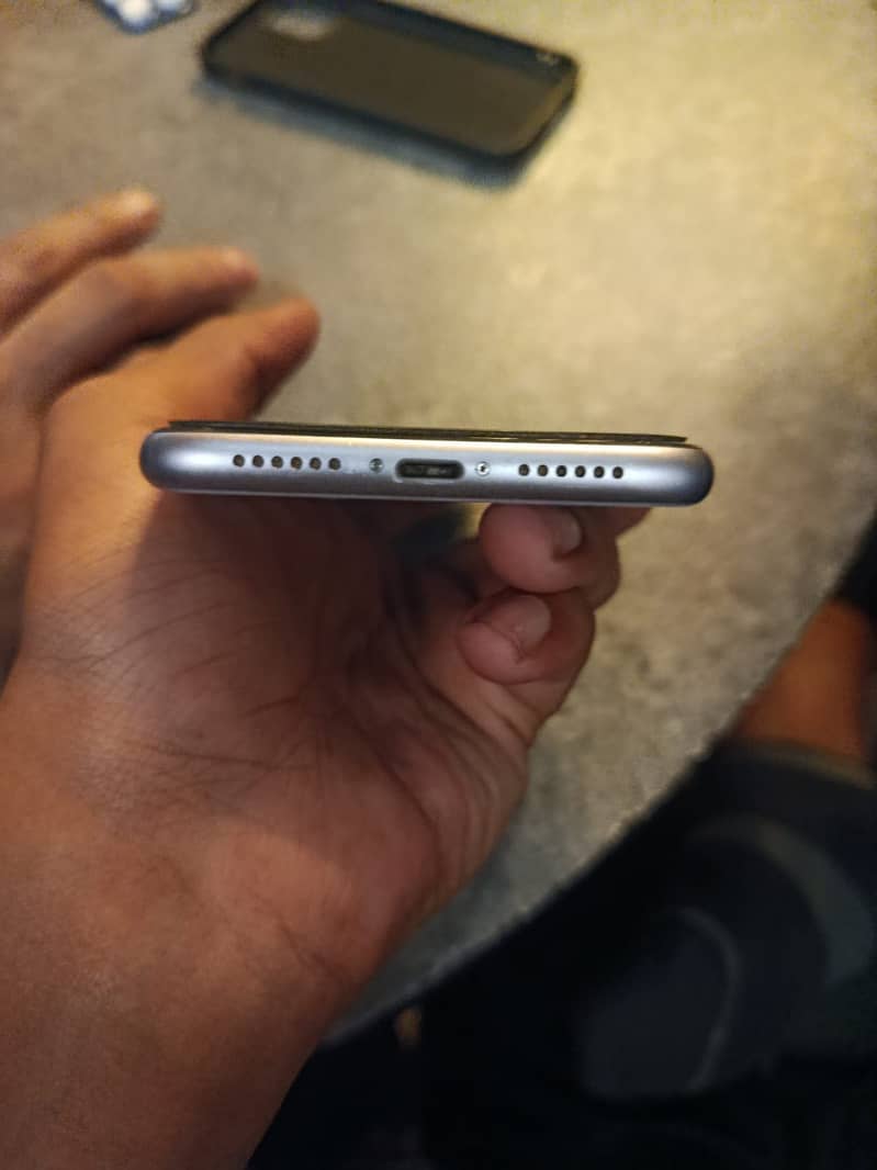 Apple iPhone 11 4