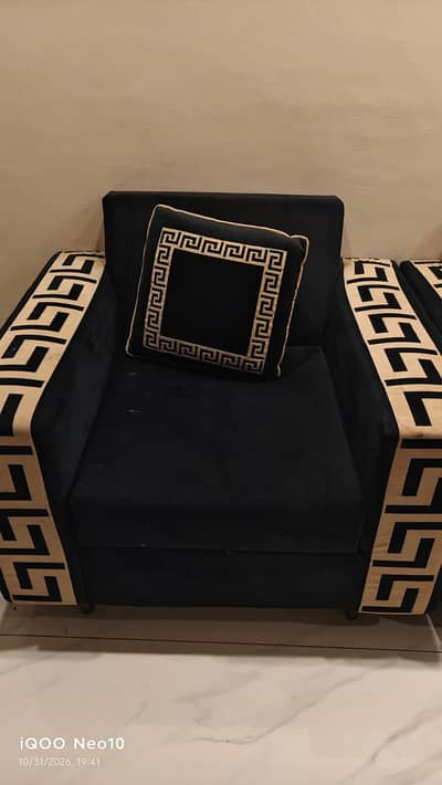 Grand 8-Seater Luxury Black & Gold Velvet Sofa Set (Brand New / 10/10)