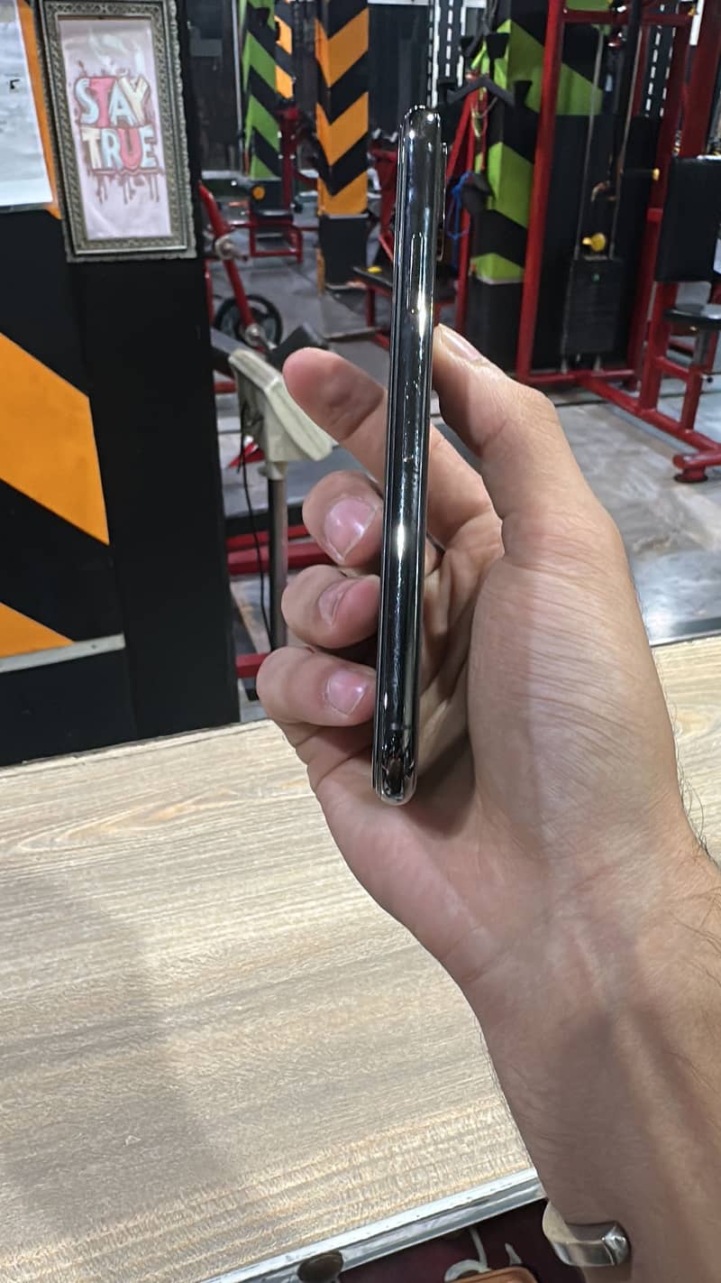 Apple iPhone XS 1
