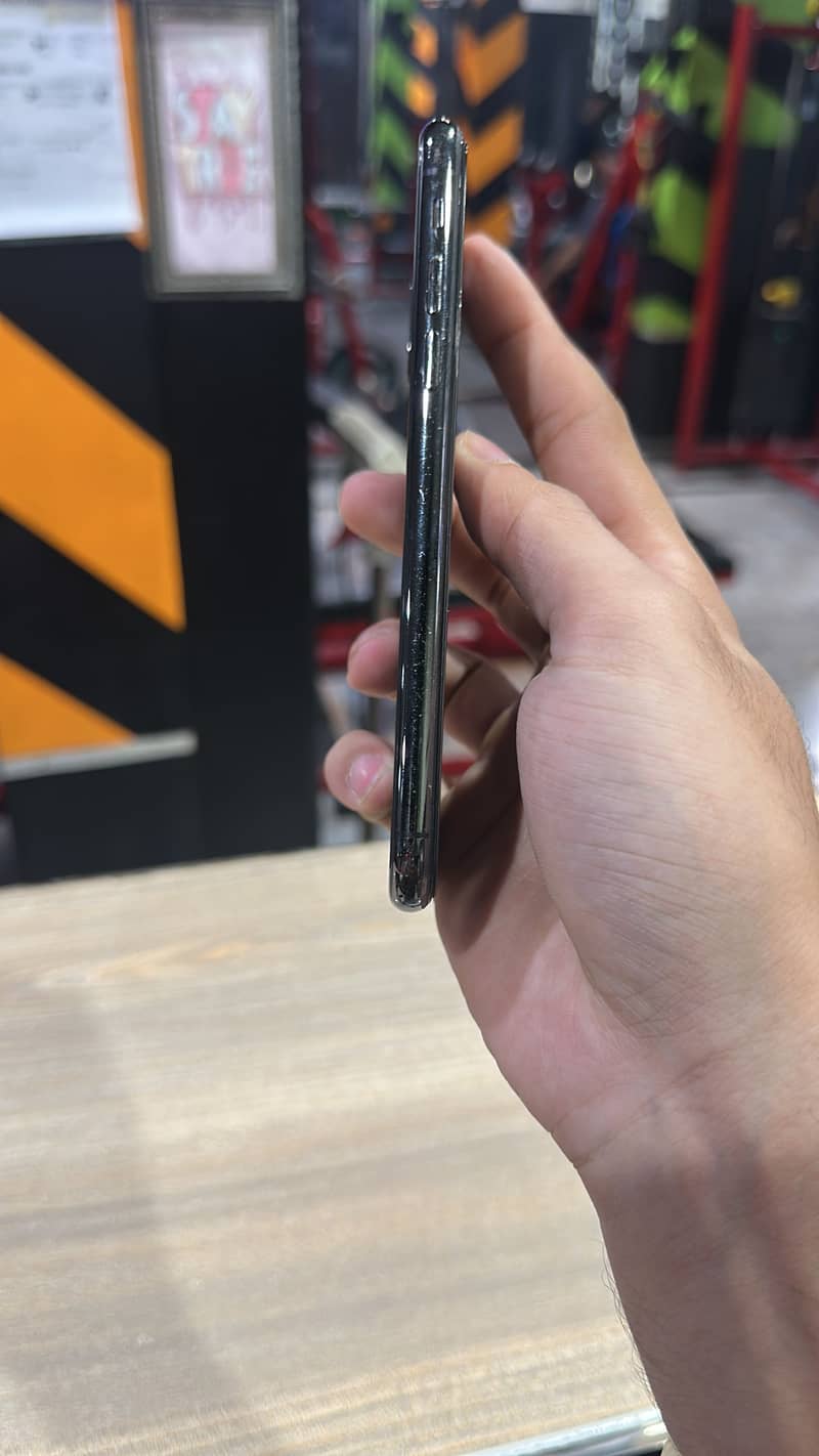 Apple iPhone XS 5