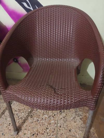plastic chair thora defect hai