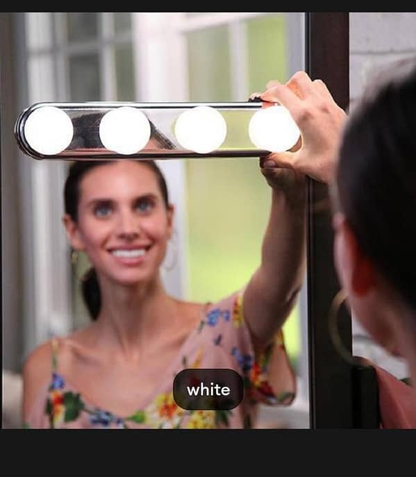 T  Portable Super Bright Vanity Mirror Studio Glow Make Up Lighting with 4 LED Bulbs