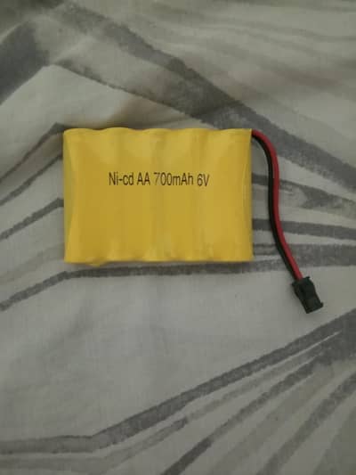 5 cell 700 mAh battery with charger good for rc cars and trucks
