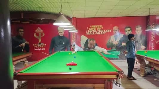 Snooker Club ke liye Banda Chahiye