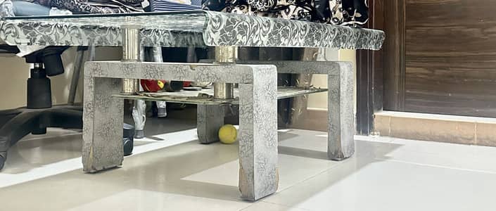 Reliable dining table