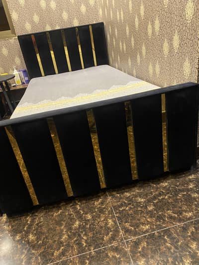 2 single beds with mattress included black & Gold