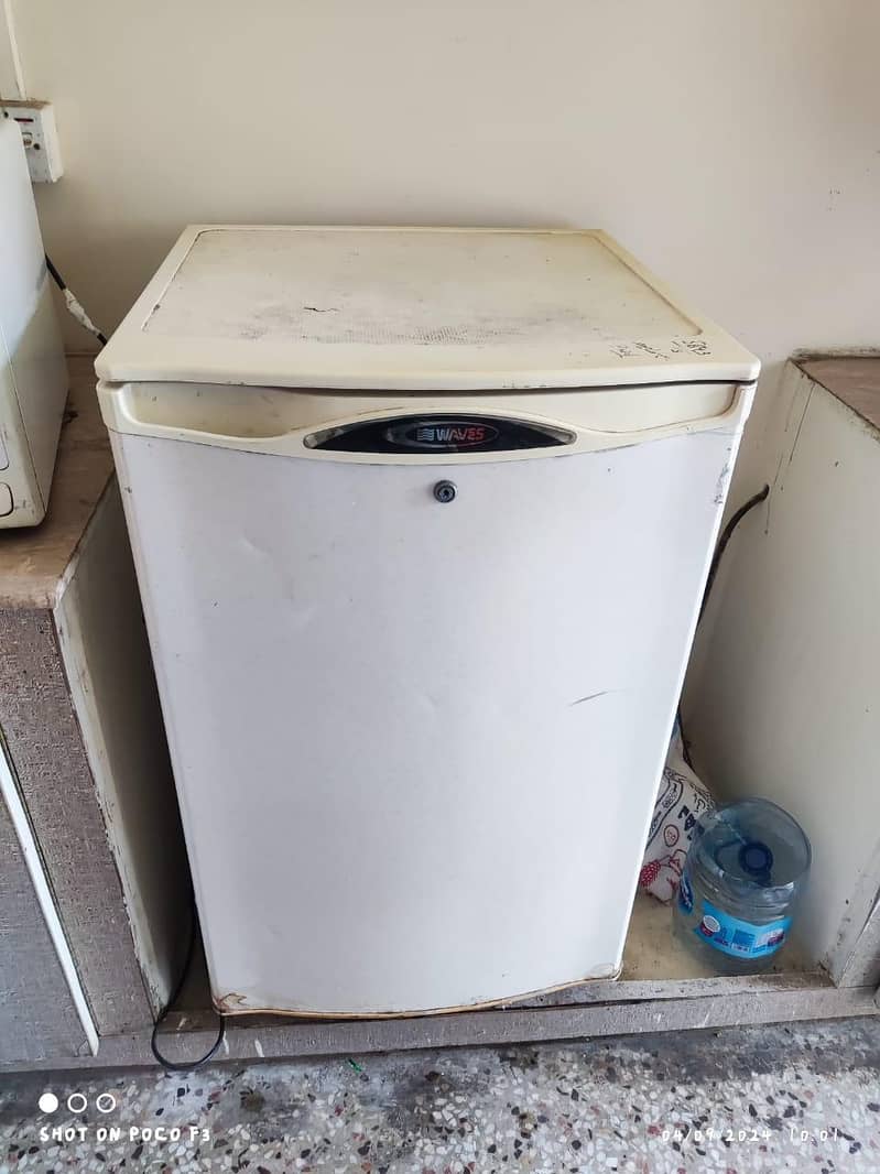 Waves Mini Fridge 0