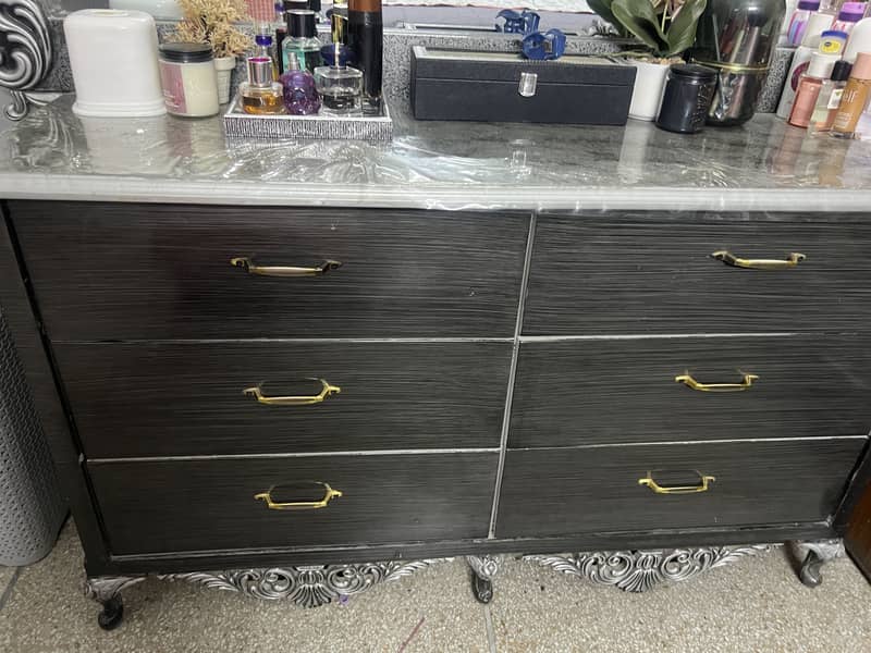 Bed and dressing table 4