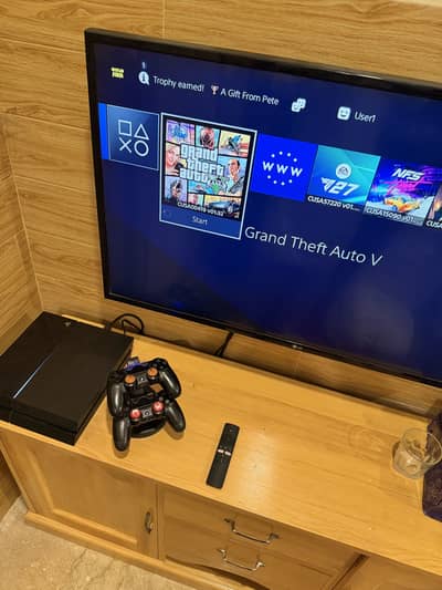 PS4 500 GB JAILBREAK 2 controllers 5 games installed