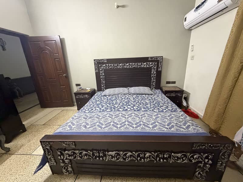 Bed dressing side table 0